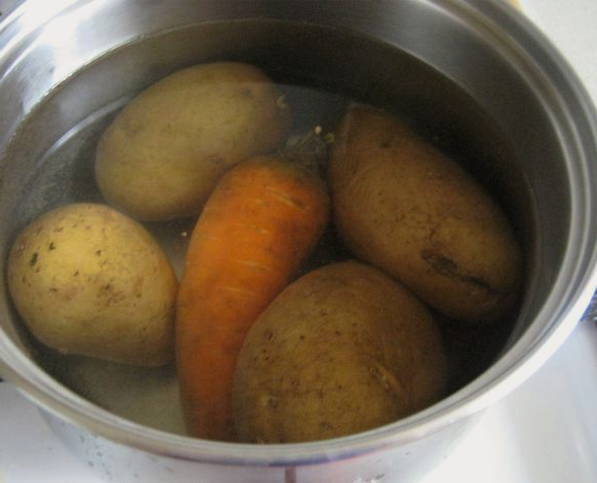 Салат с куриной печенью с шампиньонами