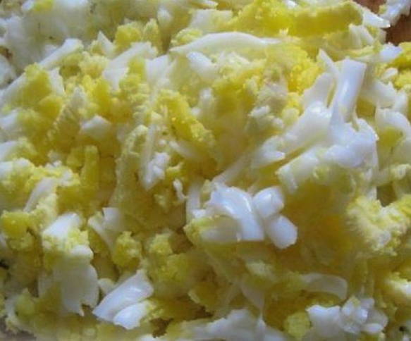 Салат с куриной печенью с шампиньонами