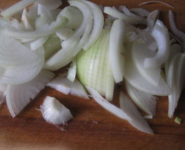 Салат с куриной печенью с шампиньонами