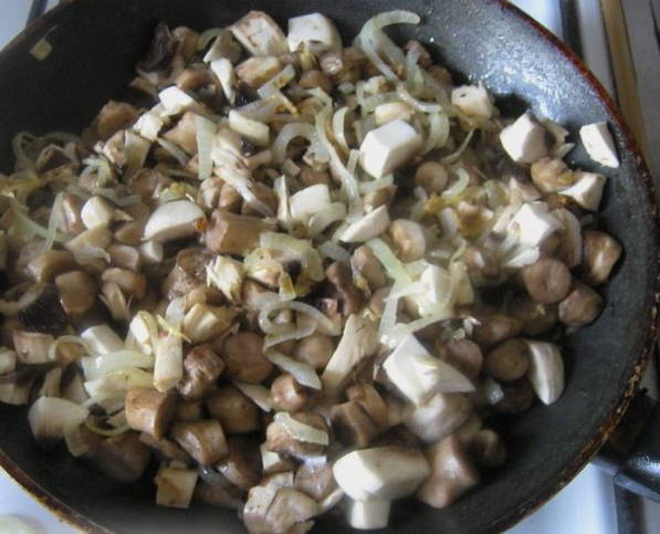 Салат с куриной печенью с шампиньонами