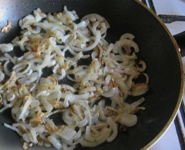 Салат с куриной печенью с шампиньонами