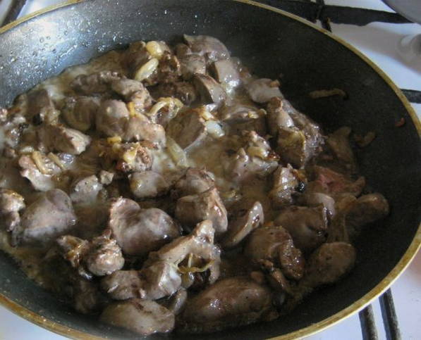 Салат с куриной печенью с шампиньонами