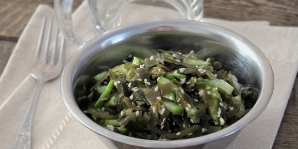 Салат с морской капустой и свежим огурцом