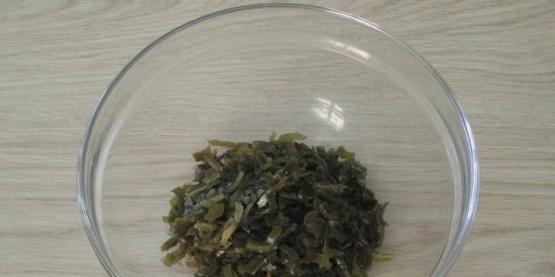 Салат с морской капустой и свежим огурцом