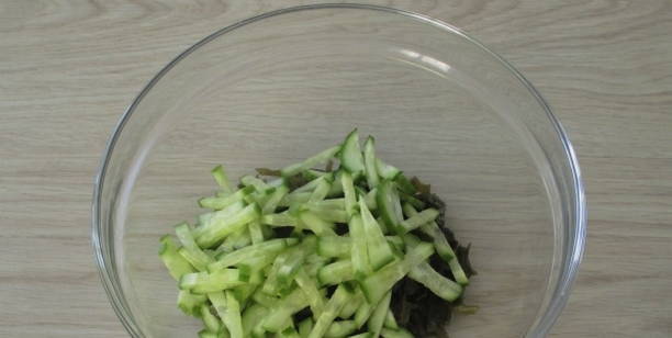 Салат с морской капустой и свежим огурцом