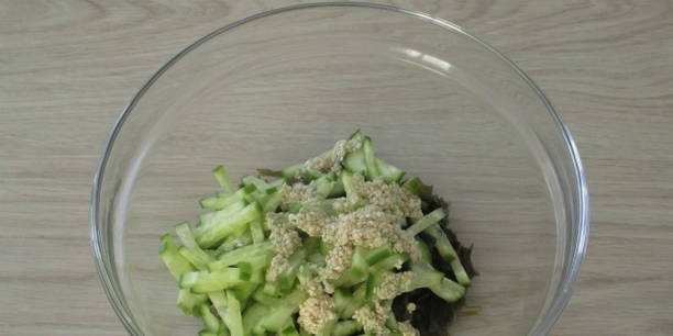 Салат с морской капустой и свежим огурцом
