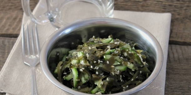 Салат с морской капустой и свежим огурцом