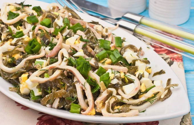 Салат с кальмарами и морской капустой
