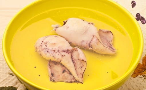 Салат с кальмарами и морской капустой