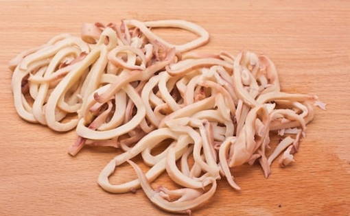 Салат с кальмарами и морской капустой