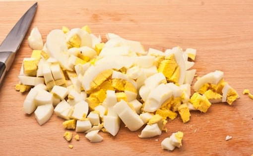 Салат с кальмарами и морской капустой