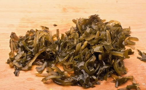 Салат с кальмарами и морской капустой