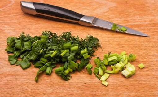 Салат с кальмарами и морской капустой