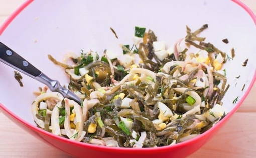 Салат с кальмарами и морской капустой