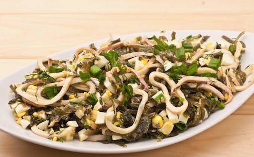 Салат с кальмарами и морской капустой