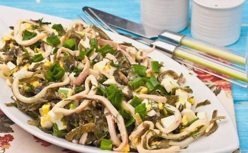 Салат с кальмарами и морской капустой