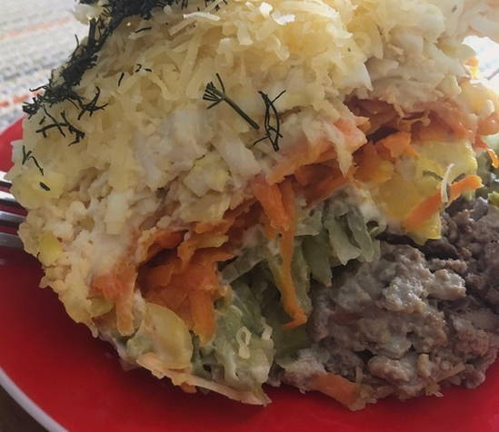 Салат с куриной печенью, солеными огурцами, морковью и луком