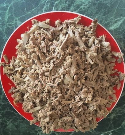 Салат с куриной печенью, солеными огурцами, морковью и луком Салат с куриной печенью, солеными огурцами, морковью и луком