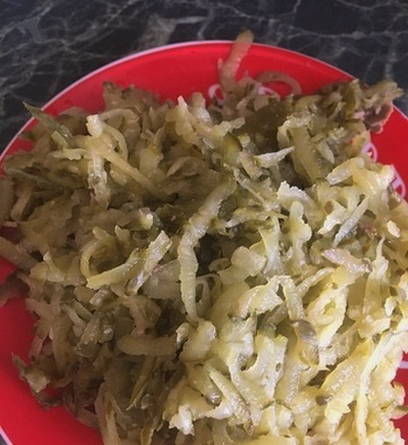 Салат с куриной печенью, солеными огурцами, морковью и луком Салат с куриной печенью, солеными огурцами, морковью и луком