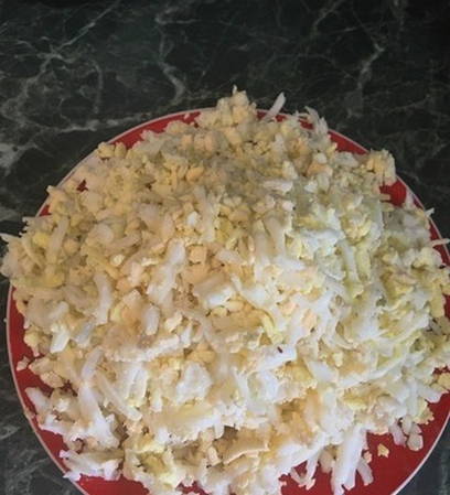Салат с куриной печенью, солеными огурцами, морковью и луком Салат с куриной печенью, солеными огурцами, морковью и луком