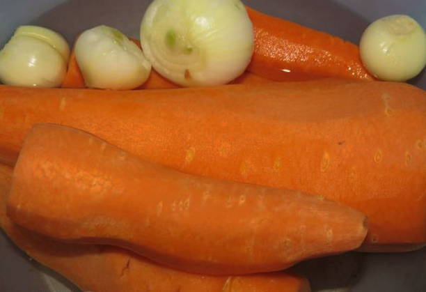 Салат из куриной печени с морковью и луком Салат из куриной печени с морковью и луком
