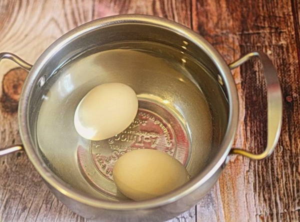 Салат с куриной печенью и грибами