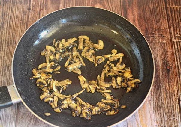 Салат с куриной печенью и грибами