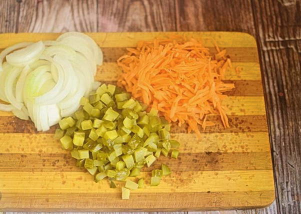 Салат с куриной печенью и грибами