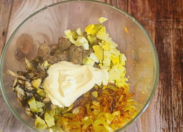 Салат с куриной печенью и грибами