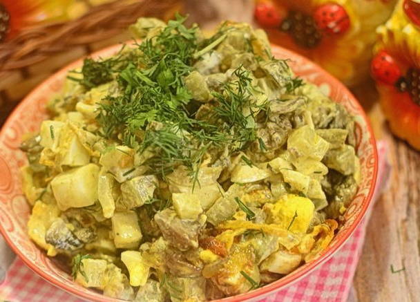 Салат с куриной печенью и грибами