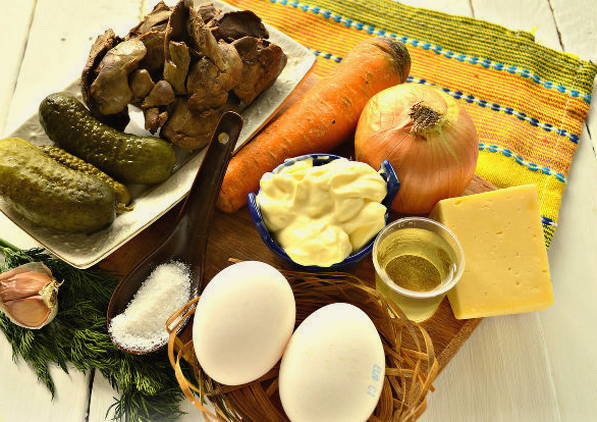 Слоеный салат с куриной печенью Слоеный салат с куриной печенью