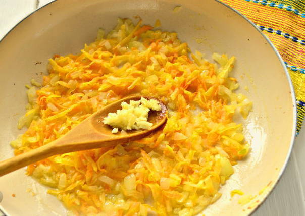 Слоеный салат с куриной печенью Слоеный салат с куриной печенью