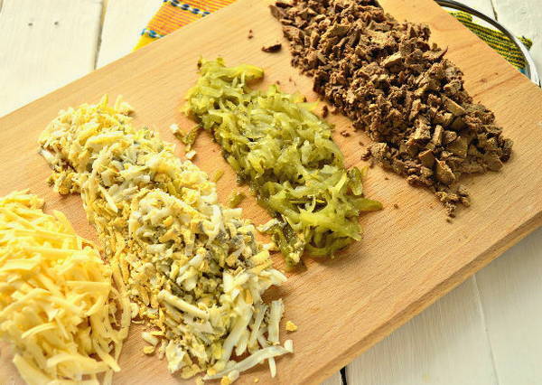 Слоеный салат с куриной печенью Слоеный салат с куриной печенью