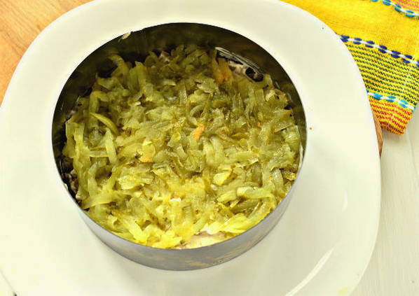 Слоеный салат с куриной печенью Слоеный салат с куриной печенью