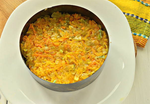 Слоеный салат с куриной печенью Слоеный салат с куриной печенью