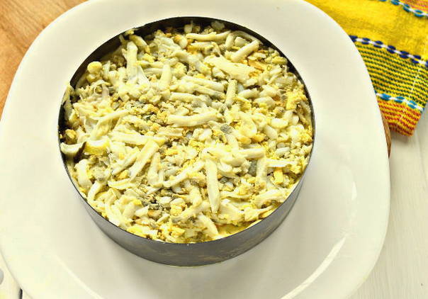 Слоеный салат с куриной печенью Слоеный салат с куриной печенью