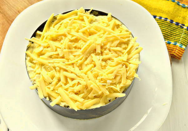 Слоеный салат с куриной печенью Слоеный салат с куриной печенью