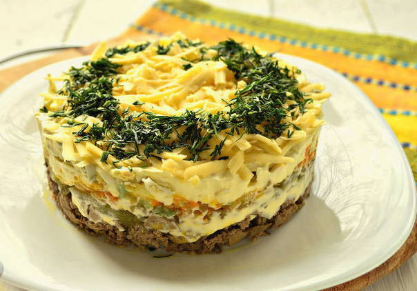 Слоеный салат с куриной печенью Слоеный салат с куриной печенью