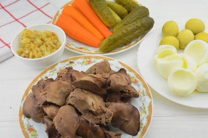 Салат с куриной печенью и солеными огурцами