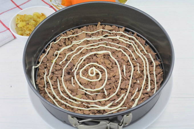 Салат с куриной печенью и солеными огурцами