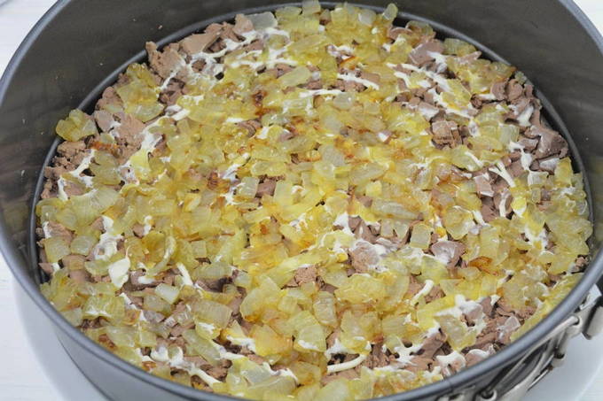 Салат с куриной печенью и солеными огурцами