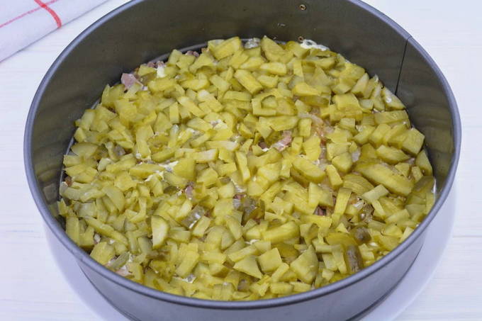 Салат с куриной печенью и солеными огурцами