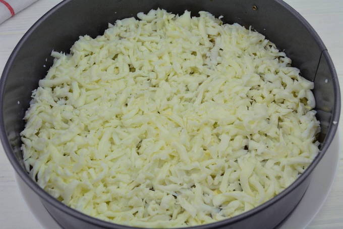 Салат с куриной печенью и солеными огурцами