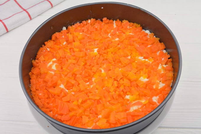 Салат с куриной печенью и солеными огурцами