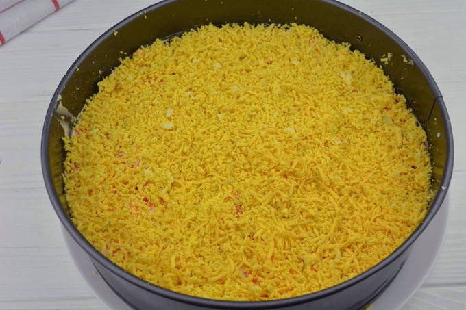 Салат с куриной печенью и солеными огурцами