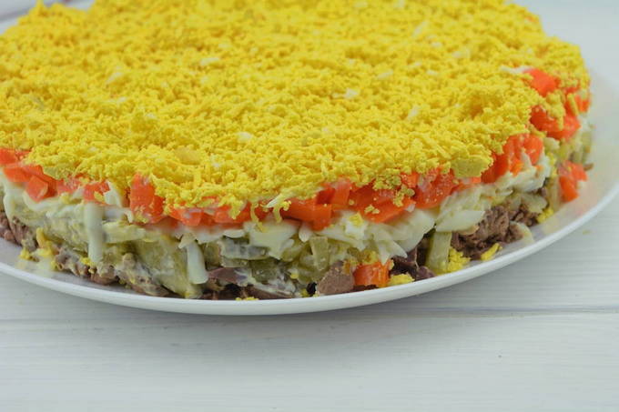 Салат с куриной печенью и солеными огурцами