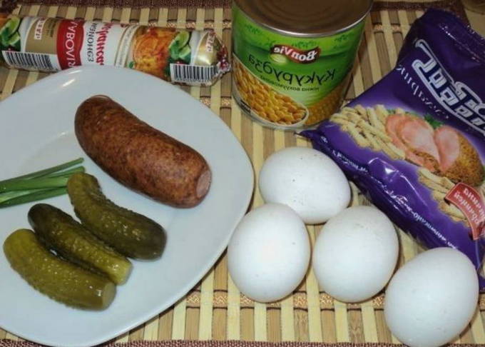 Салат с копченой колбасой и кириешками Салат с копченой колбасой и кириешками
