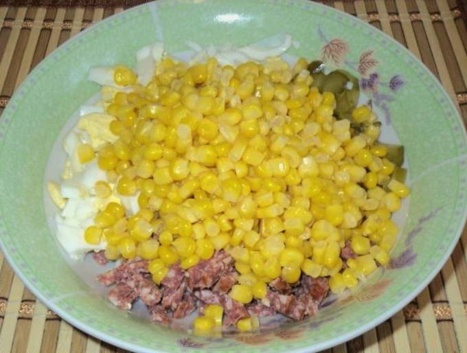 Салат с копченой колбасой и кириешками Салат с копченой колбасой и кириешками