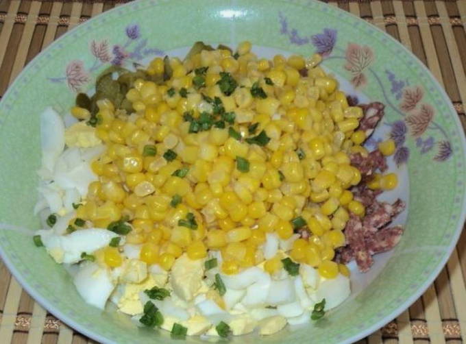 Салат с копченой колбасой и кириешками Салат с копченой колбасой и кириешками