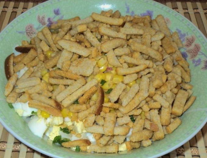 Салат с копченой колбасой и кириешками Салат с копченой колбасой и кириешками
